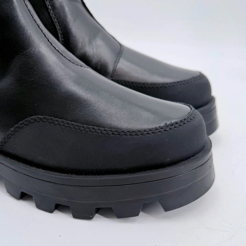 Cougar navigating boots resistant